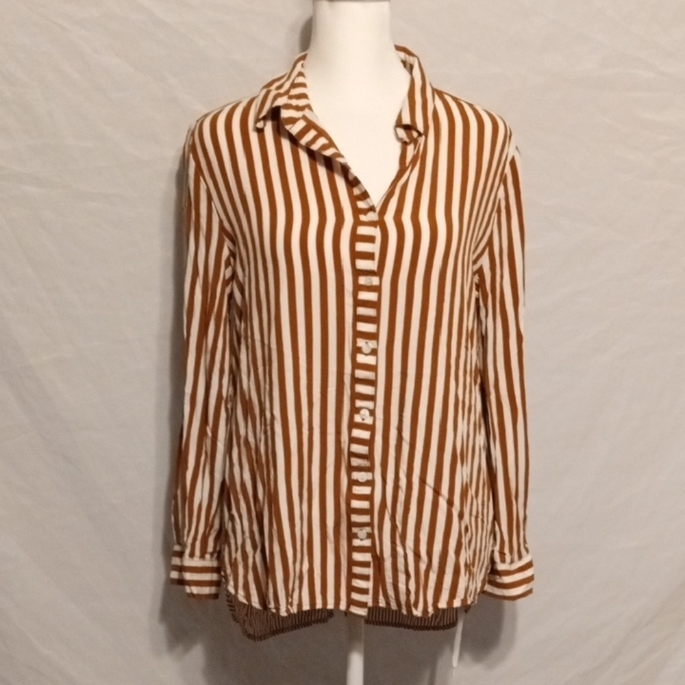 Jane + Delancey Button Down Rolled 3/4 button Sleeve Split Back